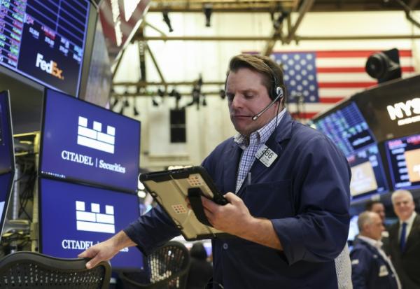 Un opérateur à la Bourse de New York, le 13 février 2026