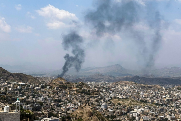 De la fumée lors de combats entre des combattants du gouvernement yéménite soutenus par l’Arabie saoudite et les Houthis yéménites, soutenus par l’Iran, à l’ouest de Taëz, le 21 octobre 2026 au Yémen