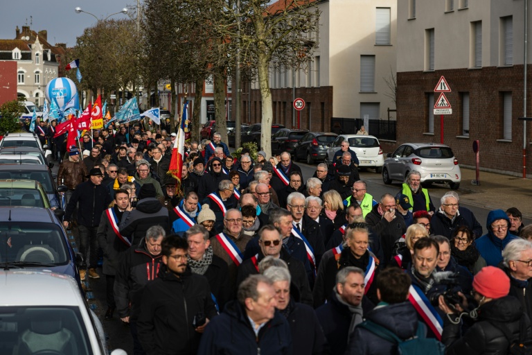 Défilé en soutien de l'entreprise Arc avec la participation d'élus locaux notamment, le 16 février 2026, dans les rues d'Arques dans le Pas-de-Calais 