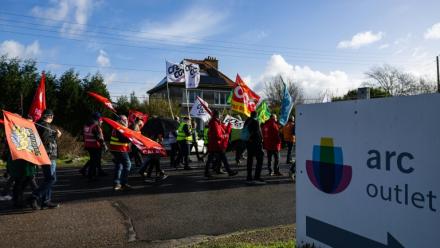 Rassemblement de salariés d'Arc, le 16 février 2026 à Arques dans le Pas-de-Calais