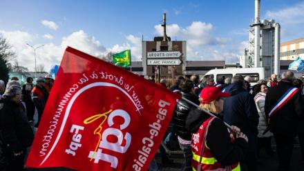 Rassemblement de salariés de l'entreprise en difficulté Arc, le 16 février 2026 à Arques dans le Pas-de-Calais
