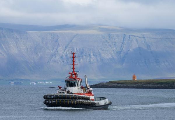 Un remorqueur navigue au large de Reykjavik, en Islande, le 25 août 2026