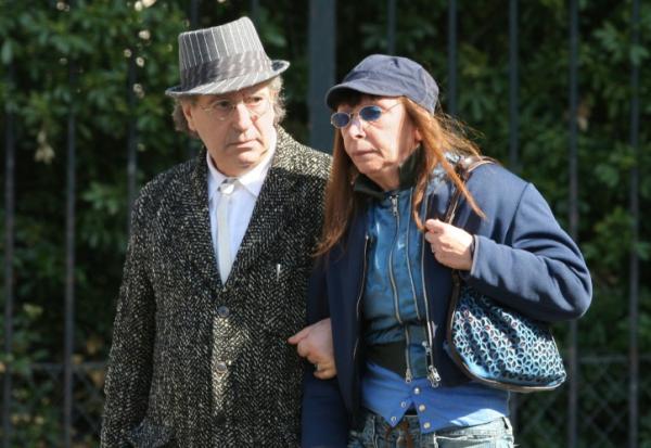 Le musicien et compositeur franco-algérien Areski Belkacem (à gauche) et la chanteuse Brigitte Fontaine quittent la messe d'obsèques du compositeur et chanteur français Alain Bashung, le 20 mars 2009, en l'église Saint-Germain-des-Prés, à Paris