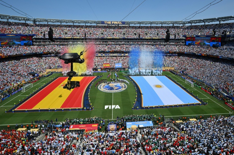 Les drapeaux de l'Espagne et l'Argentine déployés sur la pelouse avant la finale du Mondial, le 19 juillet 2026