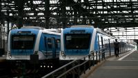 Des trains stationnés à la gare de Constitucion, fermée en raison d'une grève générale de 24 heures lancée par les syndicats contre la réforme du travail du président Javier Milei à Buenos Aires, le 19 février 2026 en Argentine