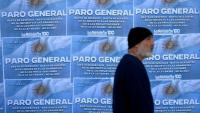 Un homme passe devant des affiches appelant à la grève générale le 9 mai 2024 à Buenos Aires, la deuxième depuis le début du mandat du président argentin Javier Milei