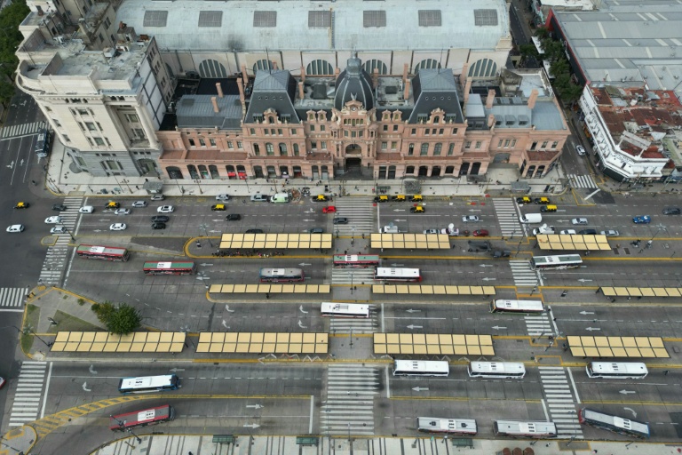 Vue aérienne de la station de métro  Constitution, à Buenos Aires, fermée lors d'une grève de 24 heures dans les transports sauf les bus, le 10 avril 2025