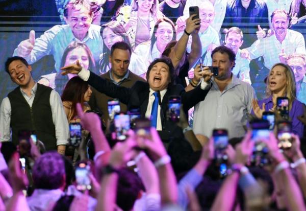 Le président argentin Javier Milei (centre), fête sa victoire aux législatives de mi-mandat, le 26 octobre 2025 à Buenos Aires