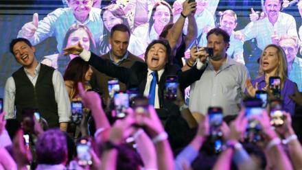 Le président argentin Javier Milei (centre), fête sa victoire aux législatives de mi-mandat, le 26 octobre 2025 à Buenos Aires