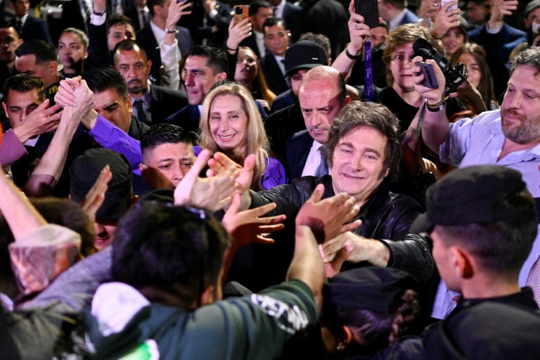 Le président argentin Javier Milei salue ses partisans, le 26 octobre 2025 à Buenos Aires