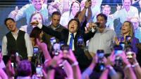 Le président argentin Javier Milei (centre), fête sa victoire aux législatives de mi-mandat, le 26 octobre 2025 à Buenos Aires
