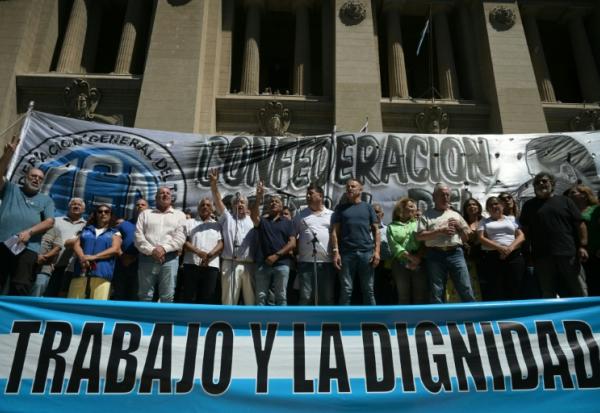 Des dirigeants de la Confédération générale du travail (CGT), des syndicats et des membres des tribunaux du travail lors d'un rassemblement devant le palais de justice de Buenos Aires pour soutenir une action en justice contre la réforme du travail du président argentin Javier Milei, le 2 mars 2026