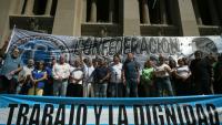 Des dirigeants de la Confédération générale du travail (CGT), des syndicats et des membres des tribunaux du travail lors d'un rassemblement devant le palais de justice de Buenos Aires pour soutenir une action en justice contre la réforme du travail du président argentin Javier Milei, le 2 mars 2026