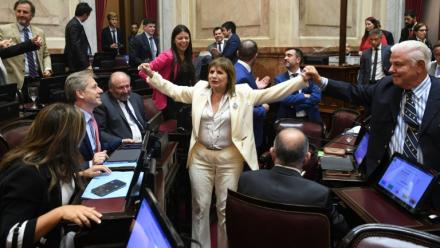 La sénatrice argentine Patricia Bullrich, cheffe du groupe parlementaire du parti au pouvoir, célèbre l'adoption par le Sénat de la loi réformant la législation du travail, le 27 février 2026 à Buenos Aires