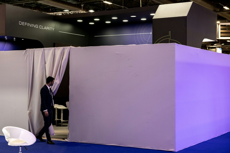 Le stand fermé de Controp, développeur et fabricant israélien de systèmes électro-optiques infrarouges (EO/IR) pour la défense et la surveillance, au salon Eurosatory, au nord de Paris, le 15 juin 2026