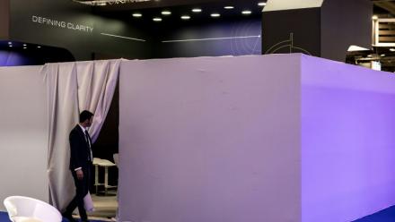 Le stand fermé de Controp, développeur et fabricant israélien de systèmes électro-optiques infrarouges (EO/IR) pour la défense et la surveillance, au salon Eurosatory, au nord de Paris, le 15 juin 2026
