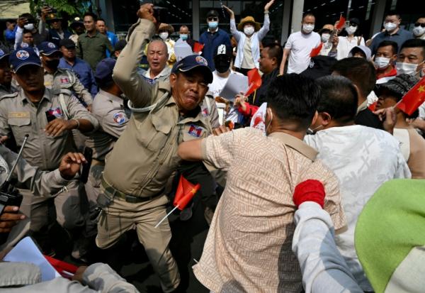 Affrontements entre des policiers et des manifestants devant la Banque nationale du Cambodge (BNC) qui réclament l'accès à leurs comptes bloqués sur une plateforme du groupe Huione, le 27 avril 2026 à Phnom Penh  