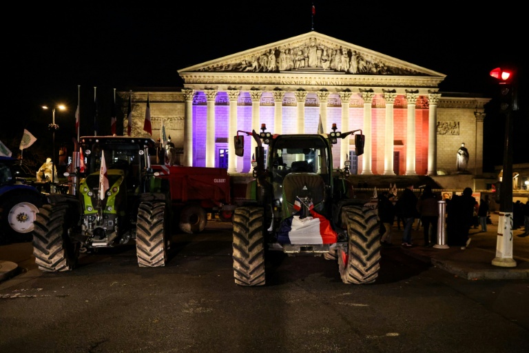 Des tracteurs devant l'Assemblée nationale, le 13 janvier 2026