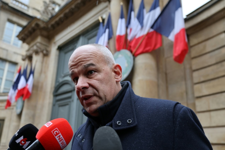 Le président de la FNSEA, Arnaud Rousseau, répond à des journalistes, le 8 janvier 2026 à Paris