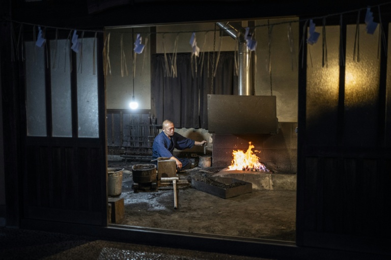 Le forgeron Akihira Kawasaki travaille dans son atelier de Misato, le 9 janvier 2026 au Japon