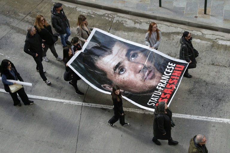 Un portrait géant du défunt nationaliste corse Yvan Colonna lors d'une manifestation marquant le deuxième anniversaire de sa mort, le 2 mars 2024 à Bastia, en Corse