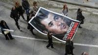 Un portrait géant du défunt nationaliste corse Yvan Colonna lors d'une manifestation marquant le deuxième anniversaire de sa mort, le 2 mars 2024 à Bastia, en Corse