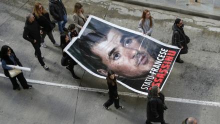Un portrait géant du défunt nationaliste corse Yvan Colonna lors d'une manifestation marquant le deuxième anniversaire de sa mort, le 2 mars 2024 à Bastia, en Corse