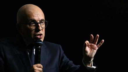 Le président du groupe parlementaire UDR Eric Ciotti s'exprime sur scène au Casino de Paris, à Paris, le 24 juin 2025