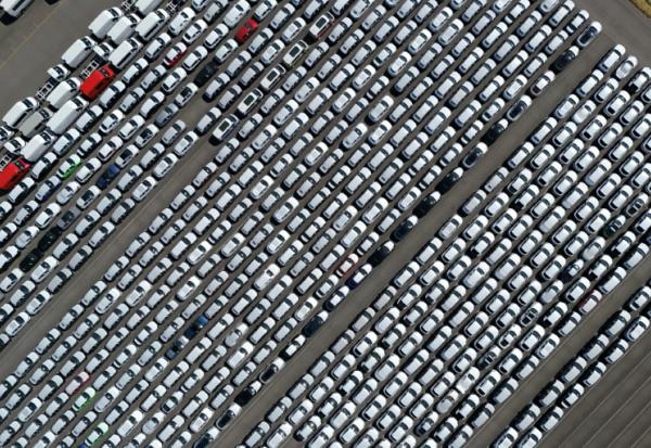 Assouplir l'objectif 2035, une réponse "pragmatique" aux difficultés de l'industrie automobile, déclare Séjourné à l'AFP