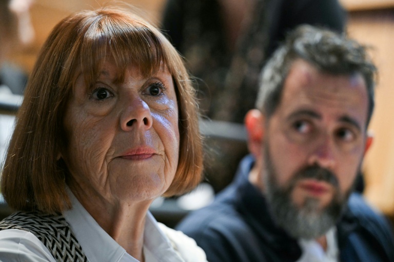 Gisèle Pelicot et son fils Florian Pelicot assistent au procès en appel des viols de Mazan au palais de justice de Nîmes, le 8 octobre 2025 dans le Gard