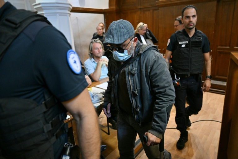 L'accusé Husamettin Dogan arrive au palais de justice de Nîmes pour le procès en appel des viols de Mazan, le 8 octobre 2025 dans le Gard