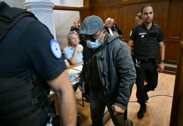 L'accusé Husamettin Dogan arrive au palais de justice de Nîmes pour le procès en appel des viols de Mazan, le 8 octobre 2025 dans le Gard