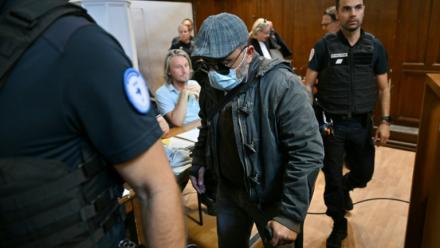 L'accusé Husamettin Dogan arrive au palais de justice de Nîmes pour le procès en appel des viols de Mazan, le 8 octobre 2025 dans le Gard