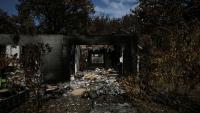 Une maison détruite par un incendie de forêt au Porge, le 13 août 2026 en Gironde