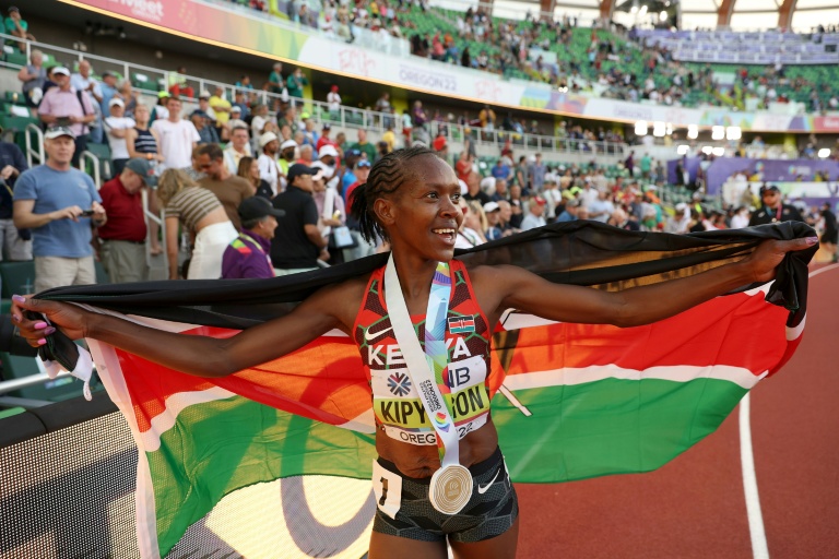 L'athlète kényane Faith Kipyegon célèbre son titre sur le 1500 mètres, lors des Championnats du monde d'athlétisme 2022, à Eugene, dans l'Oregon, le 18 juillet 2022