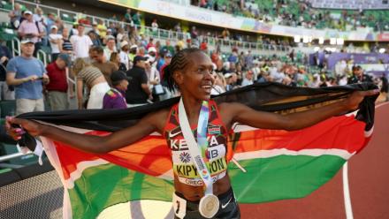 L'athlète kényane Faith Kipyegon célèbre son titre sur le 1500 mètres, lors des Championnats du monde d'athlétisme 2022, à Eugene, dans l'Oregon, le 18 juillet 2022