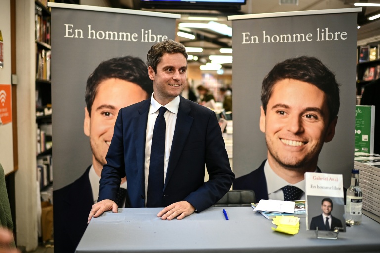 Gabriel Attal, secrétaire général de Renaissance, lors d'une séance de dédicaces pour son livre 