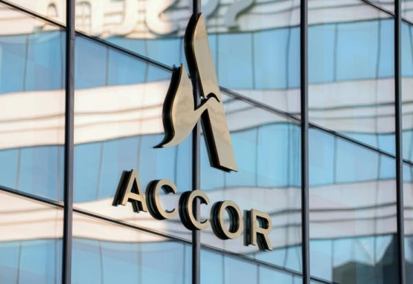 Le logo d'Accor au siège du groupe hôtelier à Issy-les-Moulineaux, le 19mars 2026 dans les Hauts-de-Seine