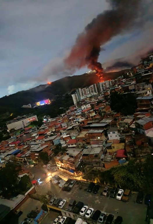 Incendie à Fuerte Tiuna, le plus important complexe militaire du Venezuela, après des frappes américaines le 3 janvier 2026 