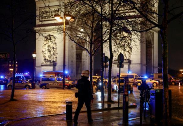 Des policiers bloquent l'accès à une rue de Paris, le 13 février 2026, après qu'un homme armé d'un couteau a été blessé par la police sous l'Arc de Triomphe
