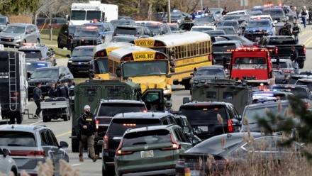 Des membres des forces de l'ordre sur les lieux d'une fusillade, devant la synagogue Temple Israel, à West Bloomfield, le 12 mars 2026 dans le Michigan 