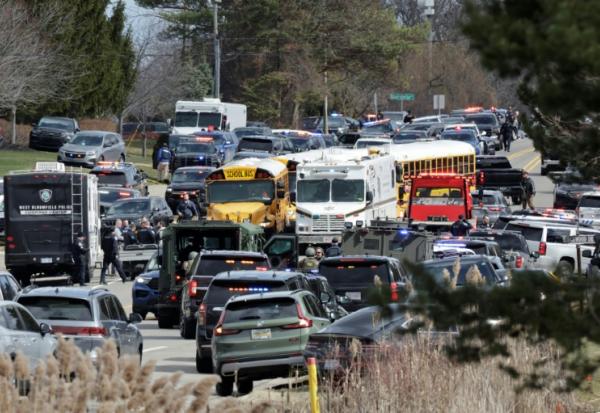 Les forces de l'ordre interviennent sur les lieux d'une fusillade sur Walnut Lake Road, devant la synagogue Temple Israel, à West Bloomfield, Michigan, une banlieue de Détroit, le 12 mars 2026