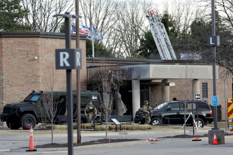 Les forces de l'ordre près de la synagogue Temple Israel de West Bloomfield, dans la banlieue de Détroit (Michigan), le 12 mars 2026, après qu'un assaillant a foncé en voiture dans le bâtiment