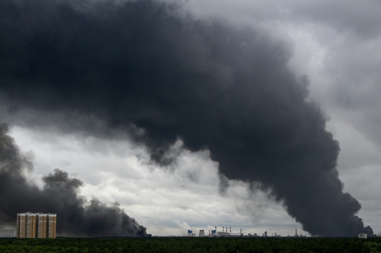 De la fumée noire s'élève de la raffinerie de pétrole de Gazprom Neft, dans la banlieue sud-est de Moscou, après des frappes ukrainiennes, le 18 juin 2026 en Russie