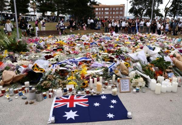 Des fleurs, bougies et drapeaux sont déposés en hommage aux victimes de l'attentat de Sydney, près de la plage de Bondi Beach, en Australie, le 16 décembre 2025
