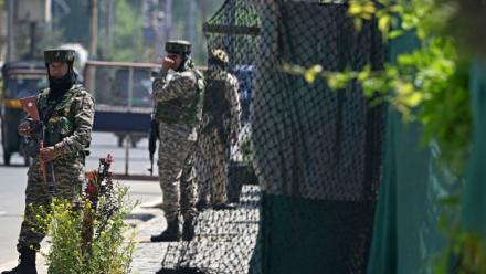 Des paramilitaires indiens montent la garde dans une rue de Srinagar, le 30 avril 2025 au Cachemire indien