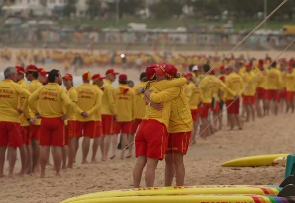 Des centaines de sauveteurs australiens réunis en silence sur la plage de Bondi à Sydney, le 20 décembre 2025