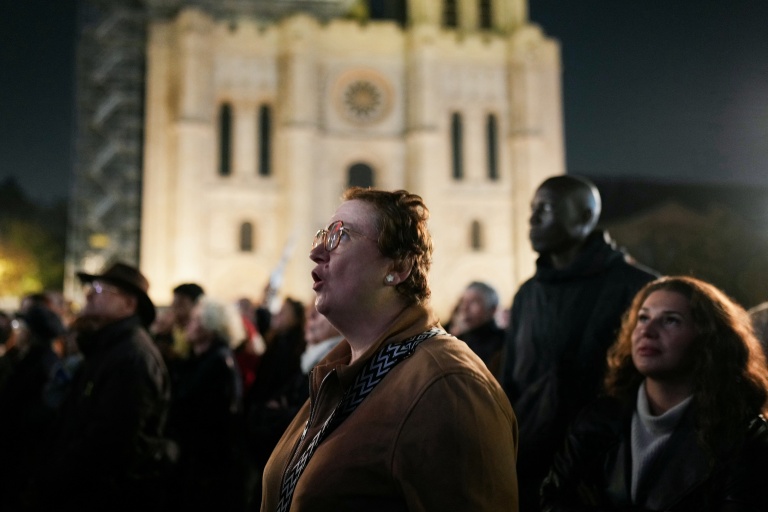 Des manifestants sont rassemblés pour dénoncer le racisme et les discours de haine à Saint-Denis, le 28 octobre 2026