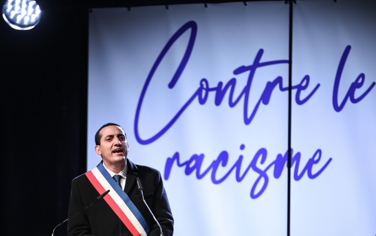 Le maire de Trappes, Ali Rabeh, lors d’un rassemblement organisé pour dénoncer le racisme et rendre hommage aux victimes de l’agression raciste survenue dans les Yvelines, à Trappes, le 30 octobre 2026.