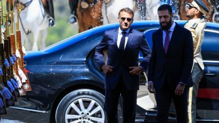 Le président français Emmanuel Macron (L) et son homologue syrien Ahmad al-Chareh arrivent au palais présidentiel de Damas, le 7 juillet 2026